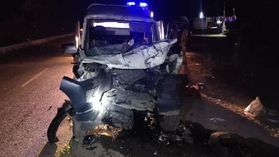 भयानक सड़क हादसा: ट्रैक्टर से टकराई कार के उड़े परखच्चे, 4 लोगों की हुई मौत