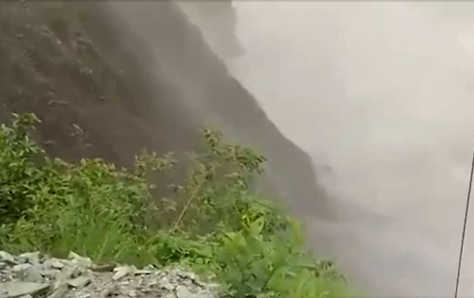 Himachal Pradesh Landslide: सिरमौर में टूटा पहाड़ का हिस्सा, गांवों से टूटा संपर्क