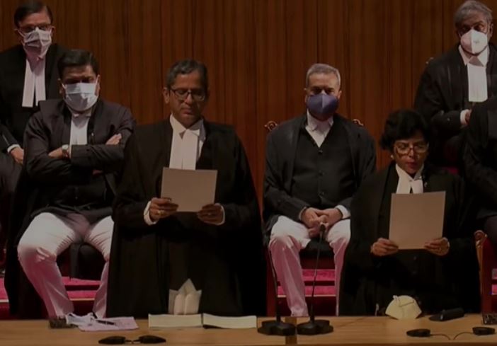 Supreme Court : सुप्रीम कोर्ट में आज पहली बार एक साथ 9 जजों ने ली शपथ, रचा गया इतिहास - पर्दाफाश