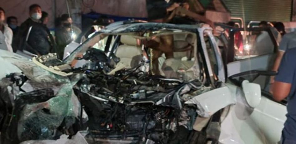 Accident: बेंगलुरु में बिजली के खंभे से टकराई कार के उड़े परखच्चे, 7 लोगो की मौत