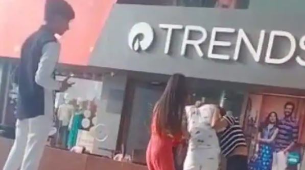 Viral Video: ब्वायफ्रेंड को लेकर आपस में भिड़ी लड़कियां, मॉल में जम कर चले लात घूंसे