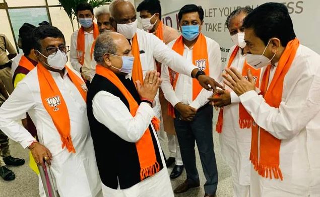 Gujarat: नया CM चुनने के लिए आज BJP विधायक दल की बैठक, पर्यवेक्षक पहुंचे अहमदाबाद