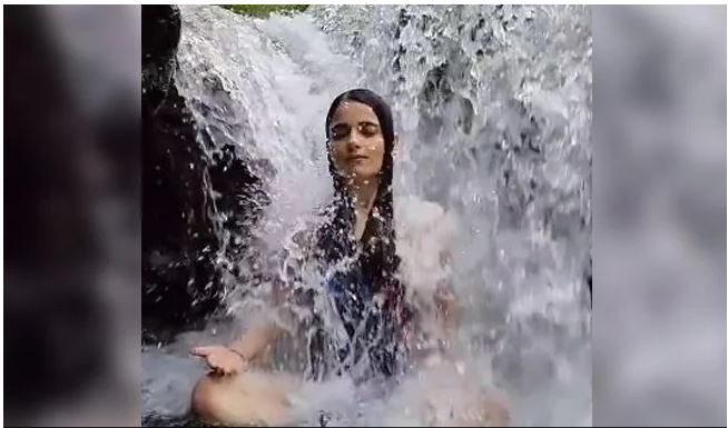 Radhika Madan झरने के तेज पानी के नीचे किया ये काम, देखें Video Viral
