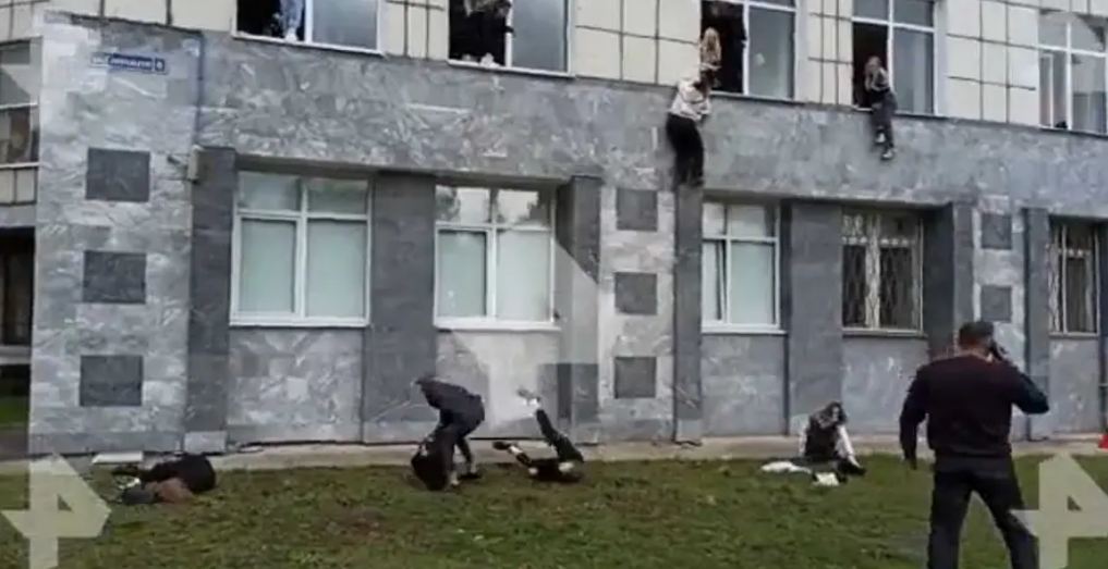 Russia: पर्म स्‍टेट यूनिवर्सिटी में firing, छात्रों ने क्लास की खिड़कियों से छलांग लगाकर बचाई जान