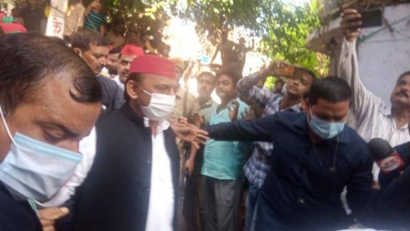 मनीष गुप्ता के घर पहुंचे Akhilesh Yadav, कानपुर पुलिस ने बंद किया गेट