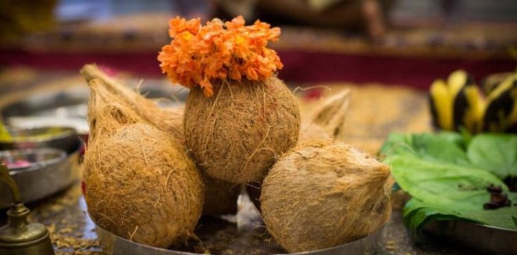 Astrology: पूजा के बाद आखिरी में क्यों फोड़ा जाता है नारियल, जानिए इसके पीछे की वजह