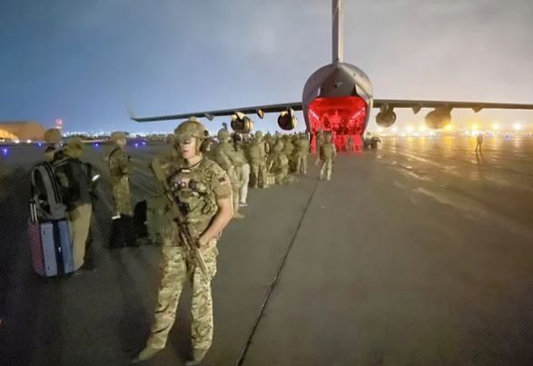 Afghanistan News: अमेरिका ने अफगानिस्तान में अपने एयरक्राफ्ट-हथियार किया ये हाल , तालिबान नहीं कर पाएगा इस्तेमाल