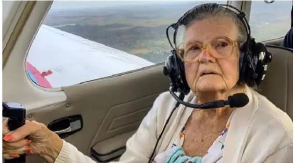 Viral Video : 84 साल की महिला पायलट ने उड़ाया प्लेन, दंग हो गए लोग
