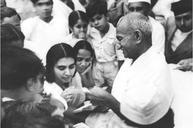 Mahatma Gandhi Birth Anniversary: इस लेख में पढ़े सत्य के साथ साथ गांधी ने कैसे किये अहिंसा के प्रयोग