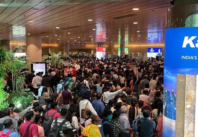 Mumbai Airport पर पैसेंजर्स की भारी भीड़ देख बॉलीवुड एक्टर के उड़े होश, बोले- डरावना दृश्य