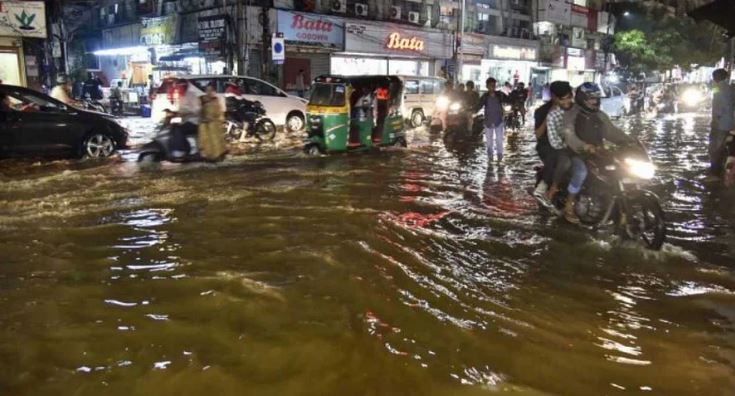 Telangana: हैदराबाद में भारी बारिश से बिगड़े हालात, नाले में बह गए दो लोग, सड़कों पर तैरते नज़र आए वाहन