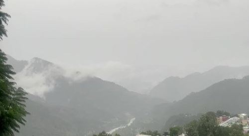 uttarakhand heavy rain: उत्तराखंड में भारी बारिश का रेड अलर्ट, एहतियात के तौर पर रोकी गई चारधाम यात्रा