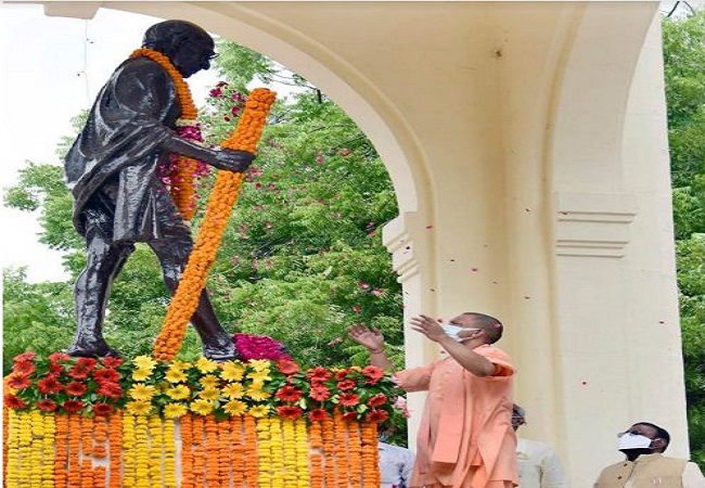 राष्ट्रपिता महात्मा गांधी की प्रतिमा पर राज्यपाल और मुख्यमंत्री ने अर्पित की पुष्पांजलि
