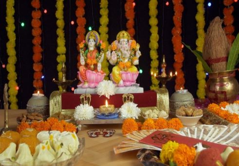 Diwali 2021: दिवाली पर पूजा घर सजाने के 5 आसान तरीके, मां लक्ष्मी हो जाएंगी प्रसन्न