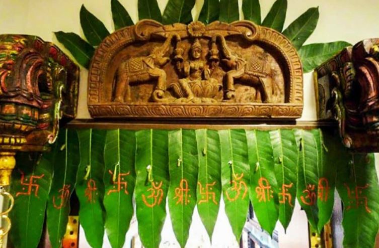 दिवाली 2021: दिवाली के दिन मुख्य द्वार पर करें इस तरह पूजा, घर में मां लक्ष्मी प्रवेश करेंगी