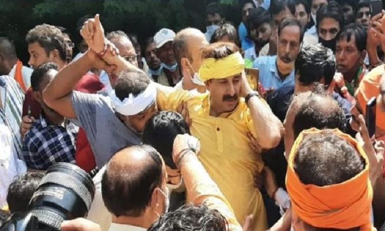 छठ पूजा पर लगी रोक के विरोध में सीएम केजरीवाल के घर के बाहर प्रदर्शन, बीजेपी सांसद मनोज तिवारी हुए चोटिल