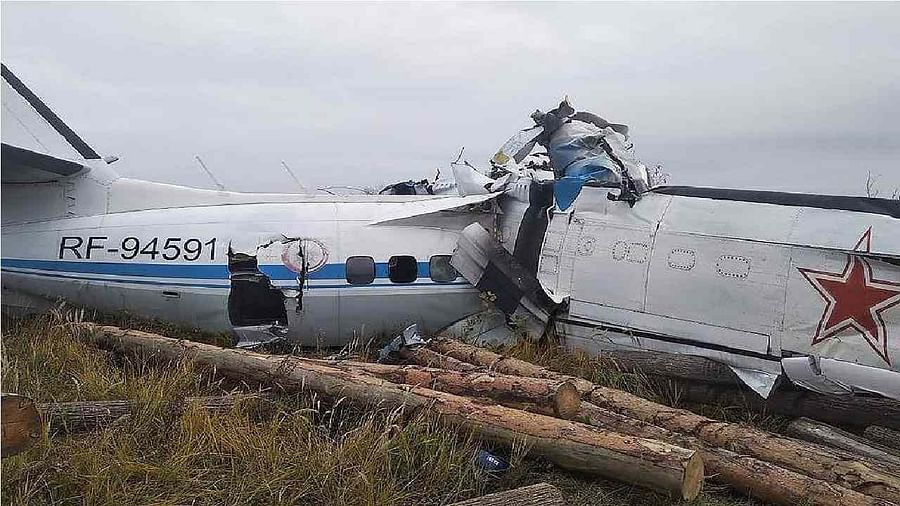Plane Crash in Russia : 16 की मौत, हादसे में दोनों पायलट भी मारे गए, 7 को बचाया गया