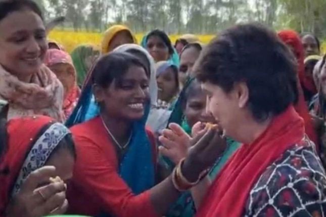 यूपीः धान के खेत में काम कर रहीं महिलाओं ने प्रियंका को खिलाया अपने हाथों से खाना