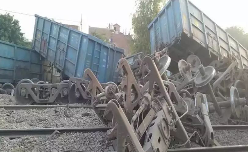 भीषण हादसा: पटरी से उतरी कई मालगाड़ी के डिब्बे, बाधित हुआ दिल्ली-हावड़ा रेल रूट