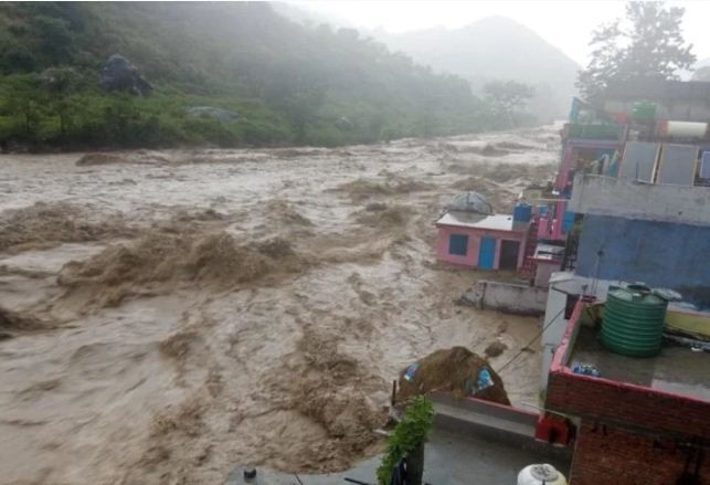 उत्तराखंड में बारिश से हाहाकार: कई क्षेत्रों में बाढ़ जैसे हालात, अलग-अलग जगहों पर सात की मौत