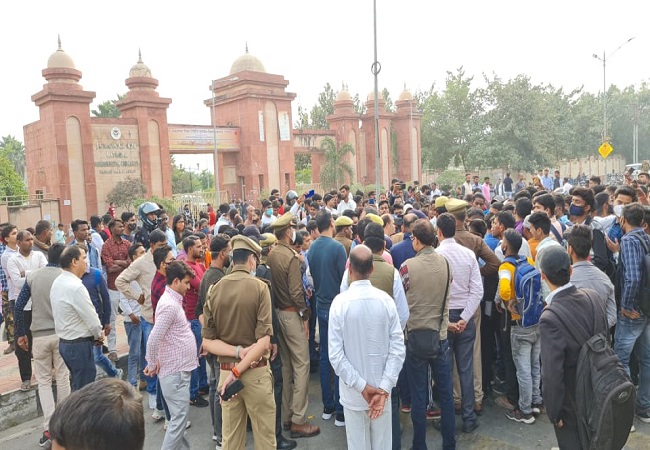 Lucknow : डॉ. शकुंतला मिश्रा यूनिवर्सिटी में बस गिरकर दिव्यांग छात्रा की मौत, छात्रों का प्रदर्शन जारी
