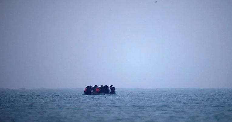English Channel Tragedy : इंग्लिश चैनल में डूबी नाव ,कम से कम 31 प्रवासियों की मौत