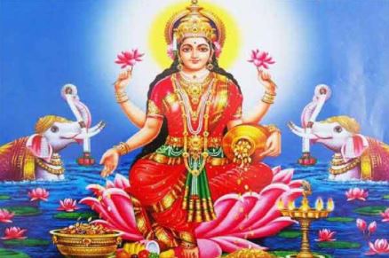 दिवाली 2021: मां लक्ष्मी की ऐसी तस्वीर की करनी चाहिए पूजा , साल भर पैसों की कमी नहीं होती