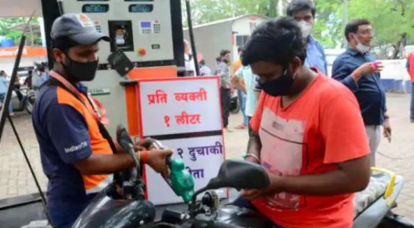 Petrol-Diesel Prices: मोदी सरकार का दिवाली तोहफा, 5 रुपए सस्ता हुआ पेट्रोल, डीजल के दाम में 10 रुपए की कटौती