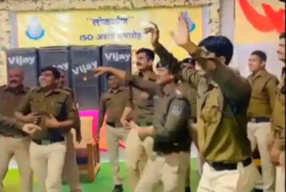 देखें किस गाने पर नए थाने की खुशी में जमकर नाचे पुलिसवाले Viral Video