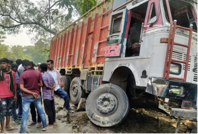 Ghazipur : बेकाबू ट्रक चाय की दुकान में घुसा , मौके पर छह लोगों की मौत और तीन गंभीर रुप से घायल