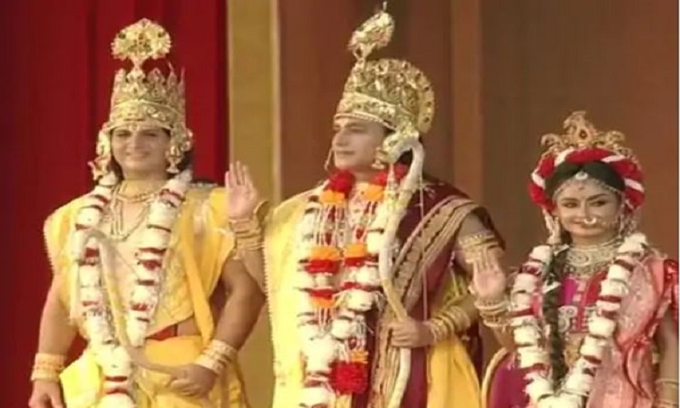 Ayodhya Deepotsav 2021: सरयू किनारे पुष्पक विमान से उतरे प्रभु राम, मां सीता और लक्ष्मण, सीएम योगी ने किया राजतिलक