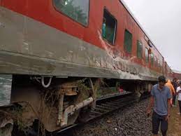 Major accident averted: बेंगलुरु जा रही ट्रेन के 5 डिब्बे पटरी से उतरे, ट्रेन पर पत्थर गिरने से हुआ हादसा