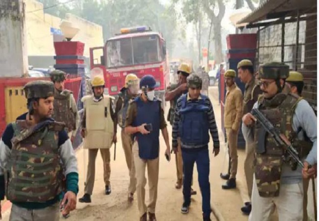 Fatehgarh District Jail: बंदी की मौत के बाद फतेहगढ़ जिला जेल में बवाल, पुलिस पर पथराव के साथ हुई आगजनी
