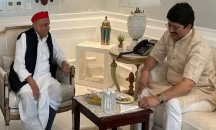 UP Election 2022: राजा भैया ने की मुलायम सिंह यादव से मुलाकात, गठबंधन को लेकर लगाए जाने लगे कयास