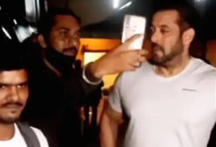 फैंस जबरन ले रहा था सेल्फी, Salman Khan को आया गुस्सा बोले- नाचना बंद कर