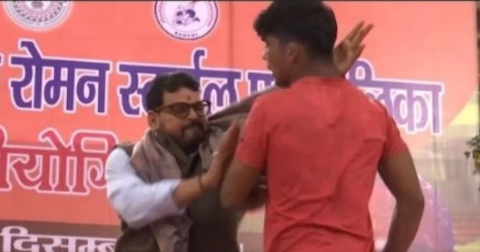 बीजेपी सांसद बृजभूषण शरण सिंह ने मंच पर पहलवान को मारा चांटा, देखें Viral Video