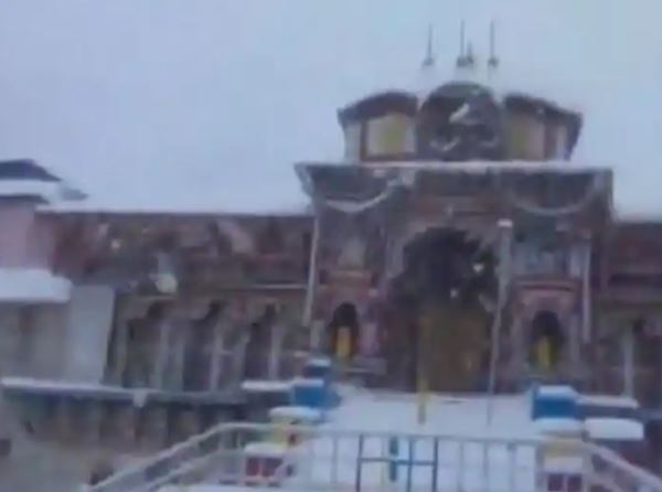Badrinath Dham: बद्रीनाथ धाम में जमकर बर्फबारी, देवभूमि में मौसम ने ली करवट