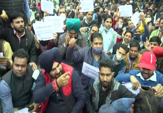 केजरीवाल पर सिद्धू का बड़ा वार,बोले- दिल्ली सरकार गेस्ट टीचर्स से करवा रही है बंधुआ मजदूरी