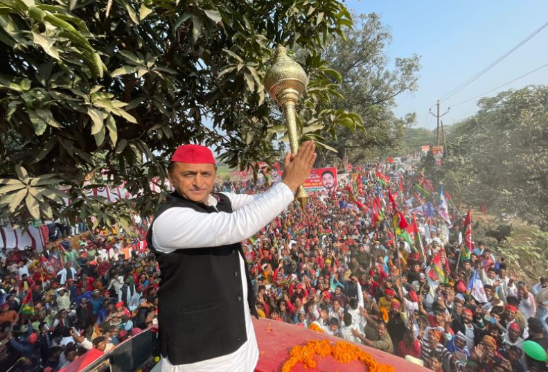 Akhilesh Yadav in Jaunpur: किसानों के चेहरे पर मुस्कान और खुशहाली लाने का काम हम सब करेंगे, जौनपुर में बोले अखिलेश