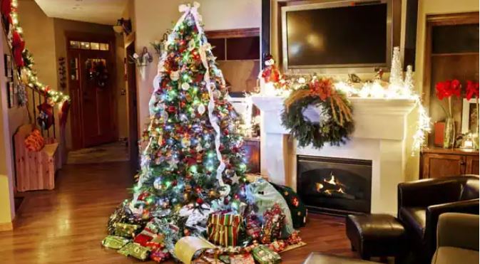 Vastu Tips: क्रिसमस ट्री को इस दिशा में लगाना बहुत शुभ है, मोमबत्ती से सजाने पर घर में बच्चों की उम्र होती है लंबी