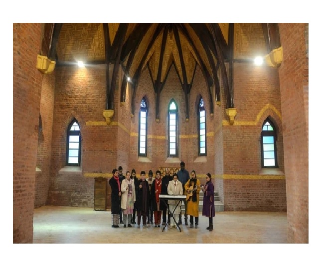 क्रिसमस 2021: कश्मीर में 125 साल पुराना चर्च एक्स-मास से पहले 3 दशकों के बाद फिर से खुला