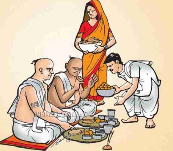 Vastu Tips : सही दिशा में बैठ कर भोजन करने से जेब भरी रहेगी, जानिए खाना खाने के नियम