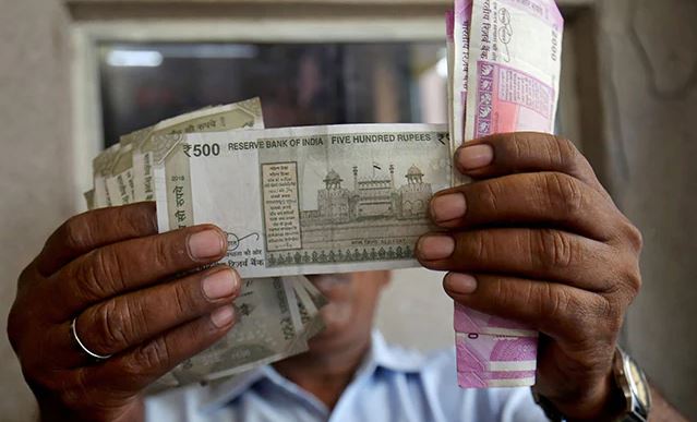Report: एशिया की मुद्राओं में रुपया का प्रदर्शन खराब, आम आदमी की जेब पर पड़ेगा इसका असर