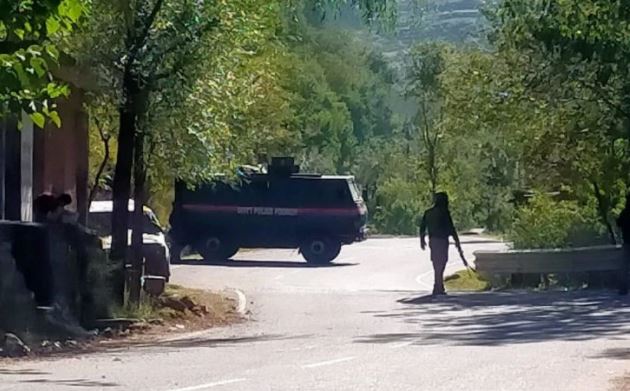 Jammu and Kashmir: सुरक्षाबलों ने एक आतंकी को किया ढेर, दो से तीन आतंकियों के घिरे होने की सूचना