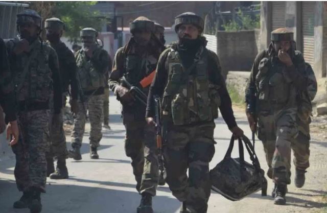 Jammu and Kashmir: सुरक्षाबलों ने मुठभेड़ में दो आतंकियों को किया ढेर, हथियार बरामद