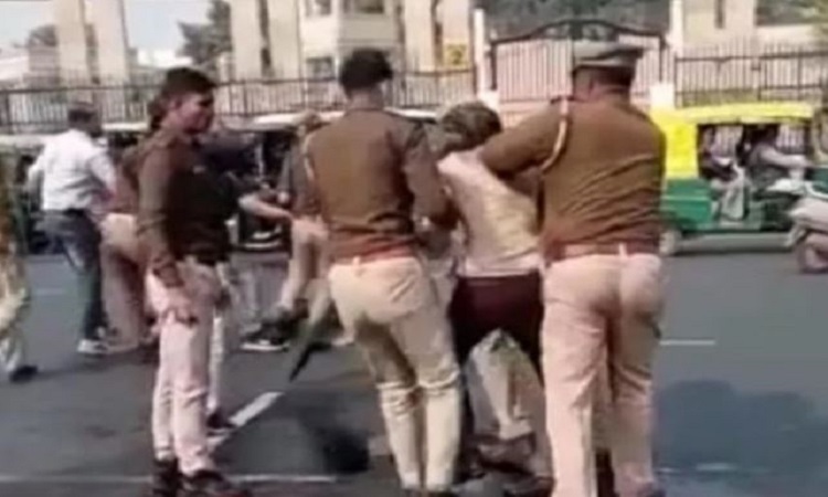Lucknow News: विधानसभा के सामने ठेकेदार ने साथी के साथ किया आत्मदाह का प्रयास, हड़कंप मचा