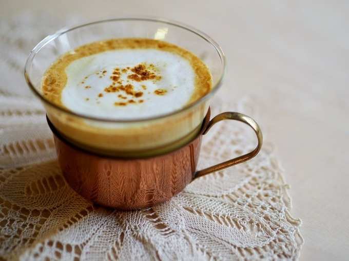 इस सर्दी में आपको गर्म रखने के लिए आपकी कॉफी में जोड़ने के लिए पांच सामग्रियां