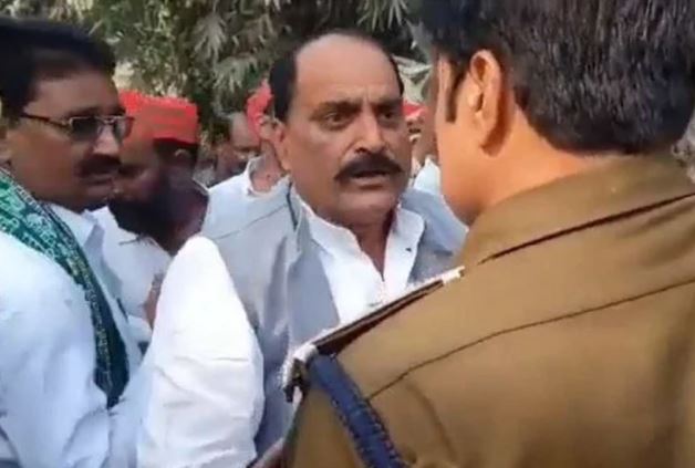सीएम योगी के दौरे से पहले सपा नेताओं और पुलिस के बीच जमकर झड़प और धक्का मुक्की, भाजपा ने घेरा
