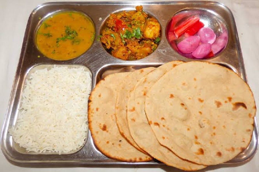Bhojan Ki Thali  : भोजन की थाली में रोटियां रखने के नियम है कठोर, न मानने वालों को मिलता है कष्ट