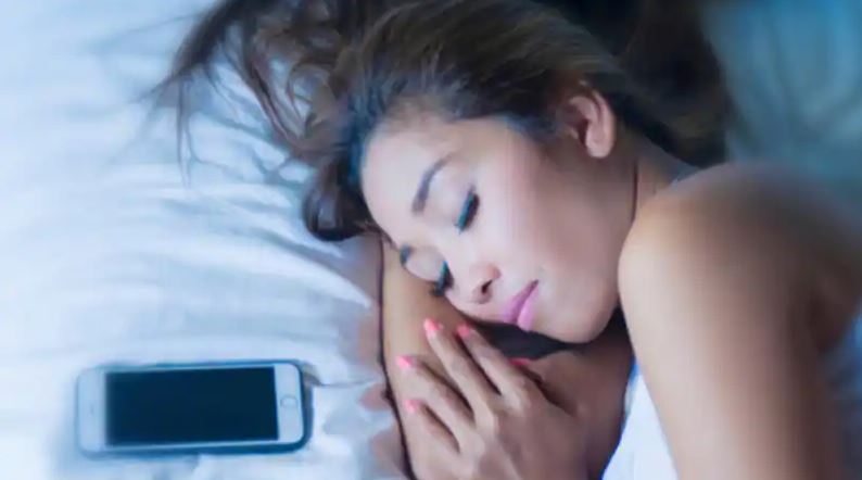 समार्टफोन देर रात तक उपयोग करने से नहीं सो पा रहे ठीक से, चैन की नींद लेने में मदद करेगा iPhone